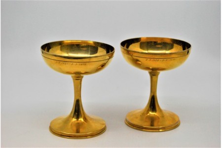 Taças em prata dourada para champanhe.